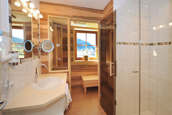 Badezimmer mit Blick in die eigene Sauna in jeder Ferienwohnung