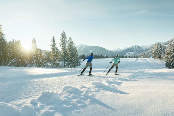 Tief verschneite Landschaft in der Ramsau beim Langlaufen genießen