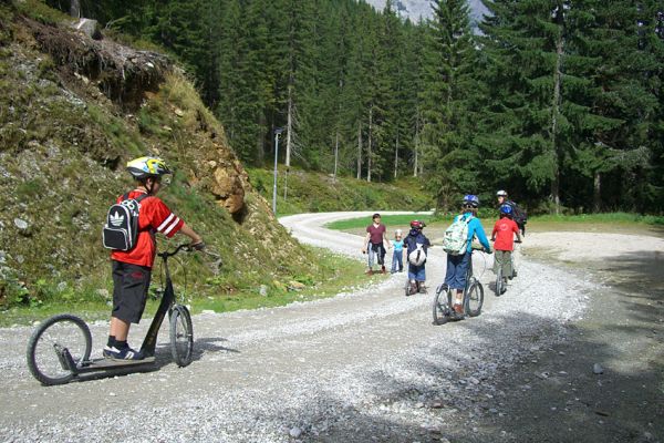 Mit dem Roller  vom Rittisberg runter in die Ramsau