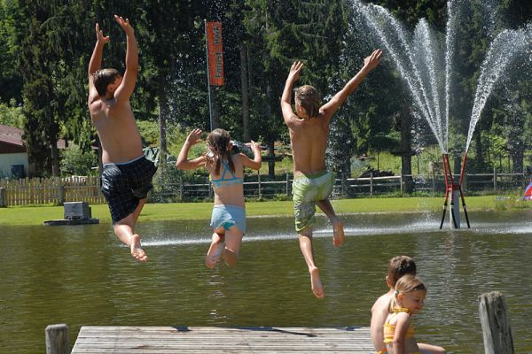 Kinder haben spaß im Wasser