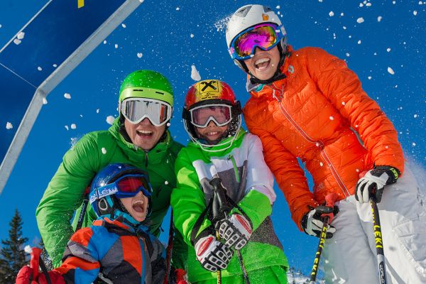 Skifahren mit der Familie einfach ein großer Spaß